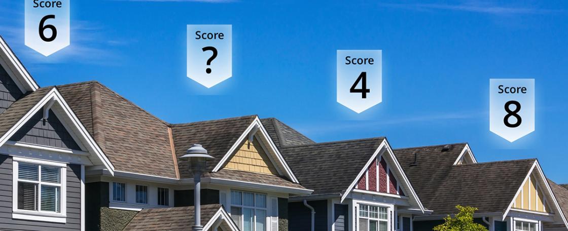 A row of houses with score indicators above them, ranking their energy efficiency performance